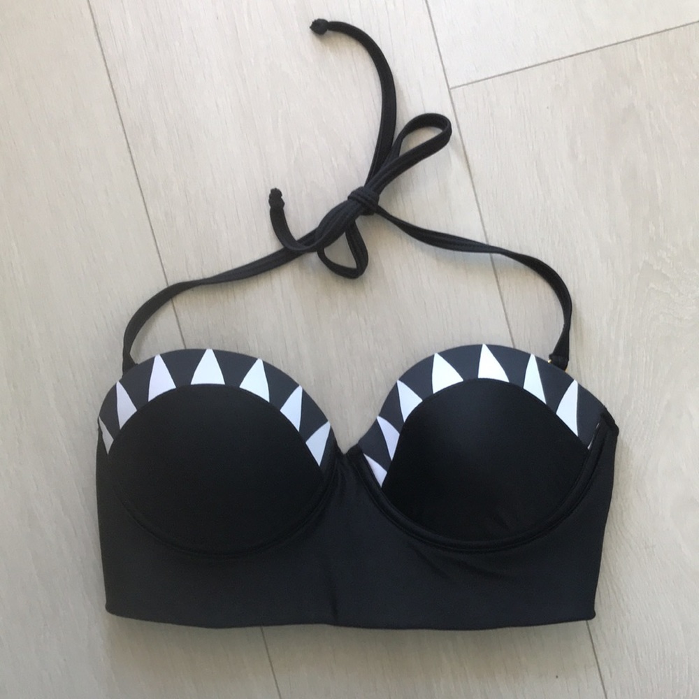 PilyQ Black bikini top with triangle print - Small